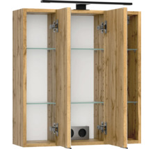 Armoire de toilette à trois portes aspect chêne avec étagères en verre, prise intégrée et luminaire LED.