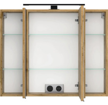 Armoire de toilette ouverte à trois portes aspect chêne avec tablettes en verre, éclairage LED et prise de courant interne.