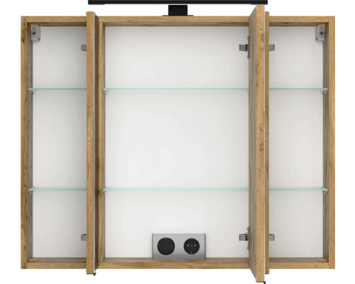 Armoire de toilette ouverte à trois portes aspect chêne avec tablettes en verre, éclairage LED et prise de courant interne.