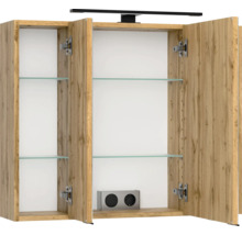 Armoire de toilette aspect chêne avec portes ouvertes, étagères en verre, éclairage LED, prise de courant et interrupteur internes.