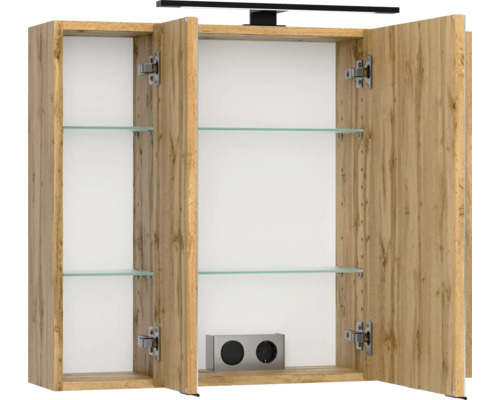 Armoire de toilette aspect chêne avec portes ouvertes, étagères en verre, éclairage LED, prise de courant et interrupteur internes.