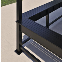 Detailansicht einer schwarzen Pergola mit Sitzbänken