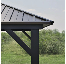 Detailansicht eines Pavillons mit Metalldach und Stützpfosten.