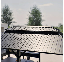 Detailaufnahme des Daches eines Pavillons mit Metallstruktur