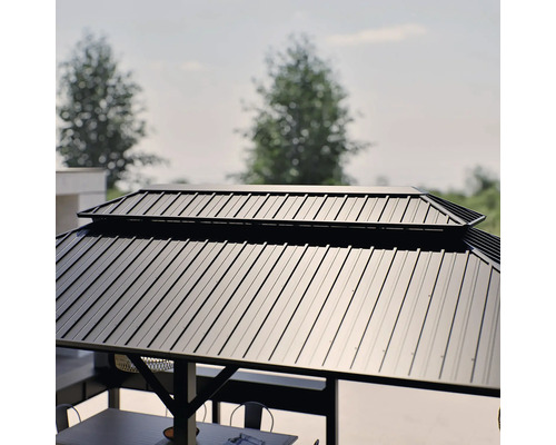 Detailaufnahme des Daches eines Pavillons mit Metallstruktur