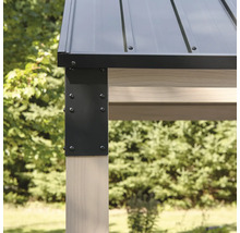 Vue détaillée d'une construction de pavillon avec toit en métal et poteaux en bois