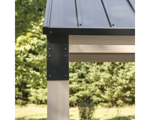 Vue détaillée d'une construction de pavillon avec toit en métal et poteaux en bois