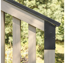 Gros plan d'un escalier en bois avec rampe et connecteurs métalliques