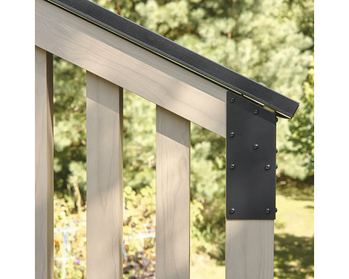 Gros plan d'un escalier en bois avec rampe et connecteurs métalliques