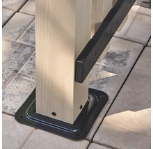 Vue détaillée d'une base de poteau en bois avec fixation métallique sur des pavés