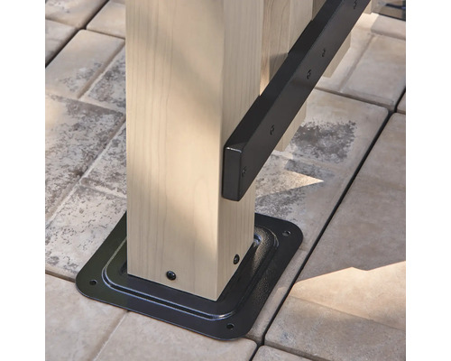 Vue détaillée d'une base de poteau en bois avec fixation métallique sur des pavés