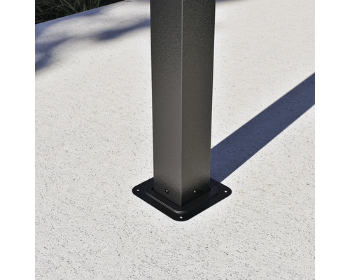 Pfostenfuß einer Terrassenüberdachung aus Metall