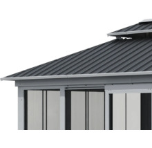 Detailansicht eines Gartenpavillons mit Metalldach und Schiebetüren
