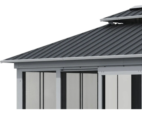 Detailansicht eines Gartenpavillons mit Metalldach und Schiebetüren