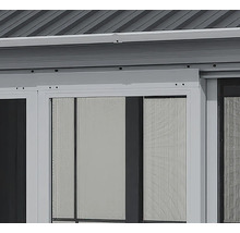 Detailansicht eines Gartenhauses mit Fenstern und Dach