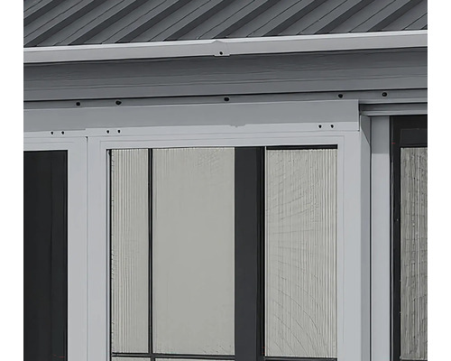 Detailansicht eines Gartenhauses mit Fenstern und Dach