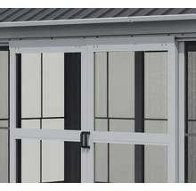 Nahaufnahme einer Schiebetür mit mehreren Glasscheiben und einem Griff