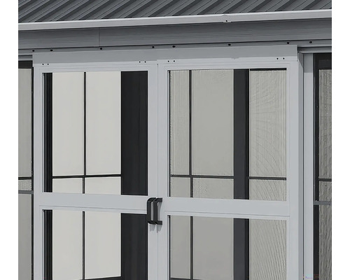 Nahaufnahme einer Schiebetür mit mehreren Glasscheiben und einem Griff