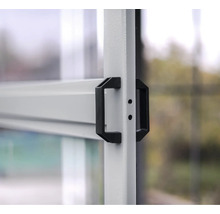 Nahaufnahme eines schwarzen Türgriffs an einem Metallrahmen.