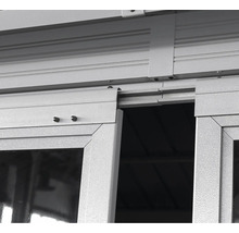 Detailansicht einer Schiebetür aus Metall