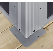 Detailansicht einer Gartenhaus-Ecke mit Fundament