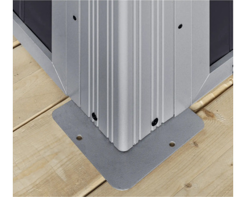 Detailansicht einer Gartenhaus-Ecke mit Fundament