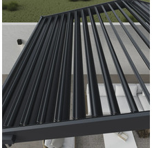 Vue détaillée d'un toit de terrasse avec des lamelles pour l'ombrage