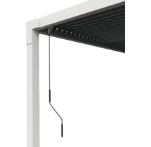 Vue détaillée d'une pergola à lamelles avec tige de traction pour le réglage des lamelles.