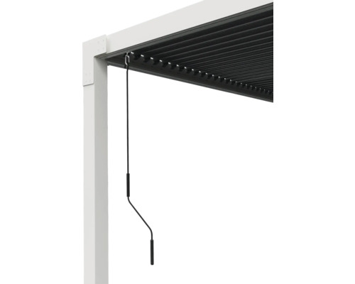 Vue détaillée d'une pergola à lamelles avec tige de traction pour le réglage des lamelles.