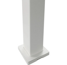 Vue détaillée d'un poteau avec une plaque de base carrée