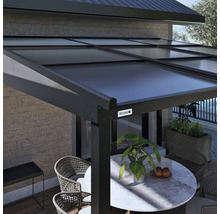 Pergola avec table et chaises