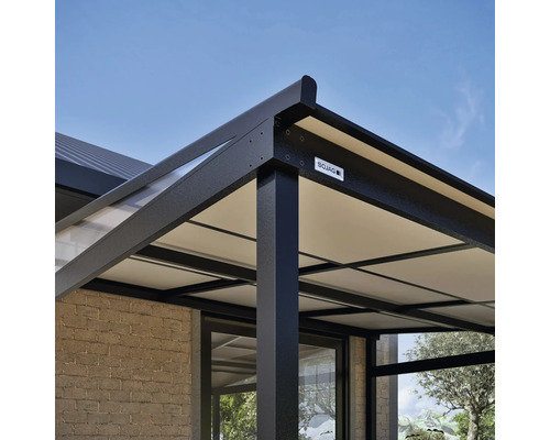 Gros plan d'un toit de terrasse avec cadre foncé et plafond clair.