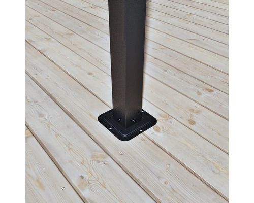 Vue détaillée d'une base de poteau pour montage sur une terrasse en bois