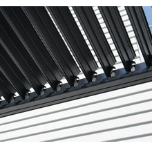Vue détaillée d'une pergola à lames noire