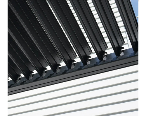 Vue détaillée d'une pergola à lames noire