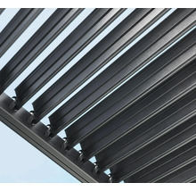 Gros plan d'un toit à lamelles en aluminium