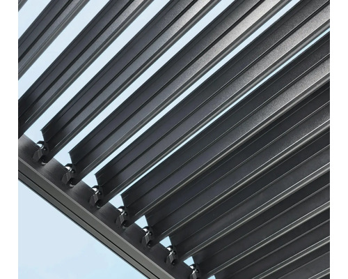 Gros plan d'un toit à lamelles en aluminium