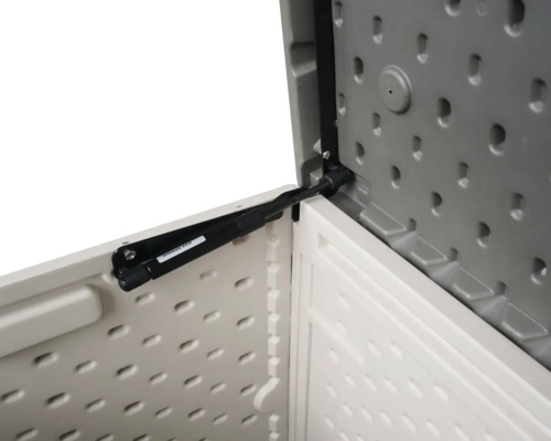 Vue détaillée d'un coffre de jardin ouvert avec un ressort à gaz pour le soutien du couvercle.