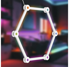 Sechseckiges LED-Leuchtsystem mit weißen Lichtleisten und farbigen Verbindungspunkten vor einem farbig beleuchteten Hintergrund.