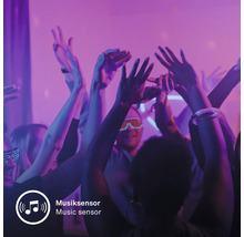 Musiksensor Funktion veranschaulicht durch tanzende Menschen in einer lebhaften Partyatmosphäre mit dynamischer Beleuchtung.