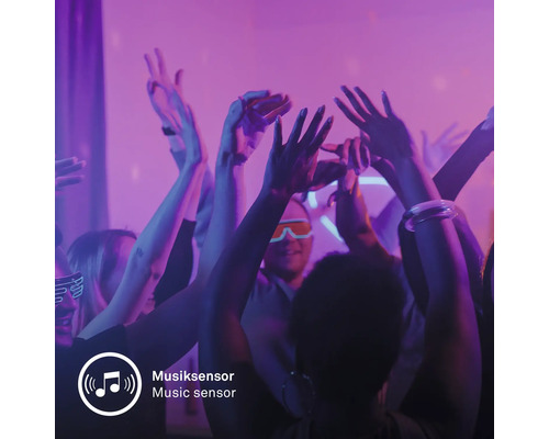 Musiksensor Funktion veranschaulicht durch tanzende Menschen in einer lebhaften Partyatmosphäre mit dynamischer Beleuchtung.