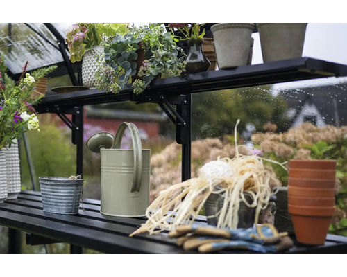 Gewächshausregal mit Giesskanne, Pflanzgefässen und Gartenzubehör