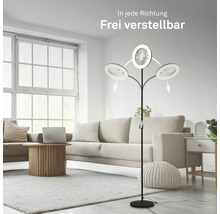 Lampadaire avec trois lampes réglables dans un salon