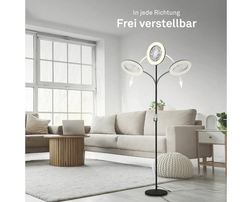 Lampadaire avec trois lampes réglables dans un salon