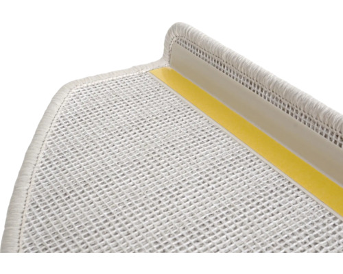 Detailansicht einer Treppenstufe mit Teppich und Klebestreifen zur Befestigung