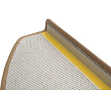 Vue détaillée d'une marche d'escalier avec moquette et ruban adhésif pour la fixation.