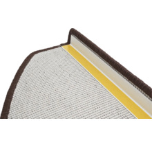 Vue détaillée d'une marche d'escalier avec bordure et bandes de fixation brunes