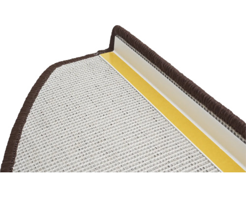 Vue détaillée d'une marche d'escalier avec bordure et bandes de fixation brunes