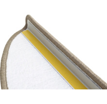 Gros plan d'un tapis d'escalier avec bande adhésive