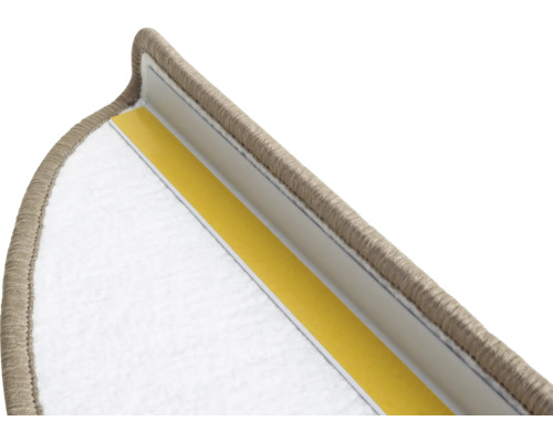 Gros plan d'un tapis d'escalier avec bande adhésive